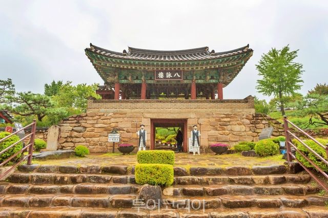 청풍문화재단지로 들어가는 입구 팔영루