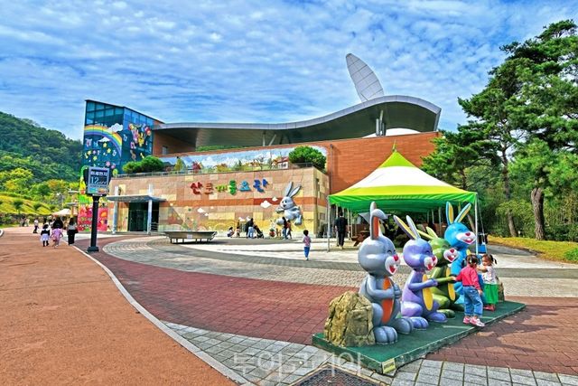 동요 산토끼에 대해 소개한 산토끼동요관