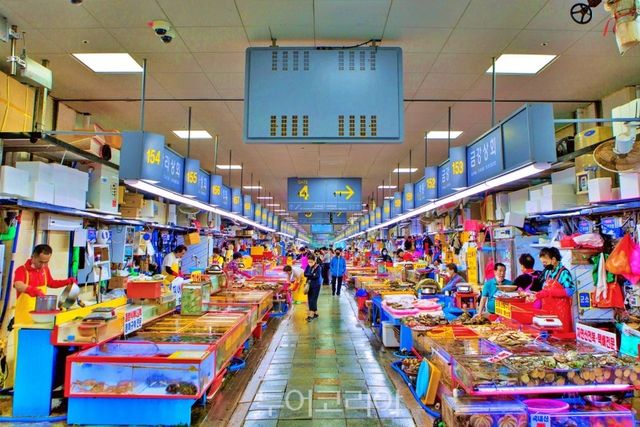 현대화된 자갈치시장에 늘어선 상가들