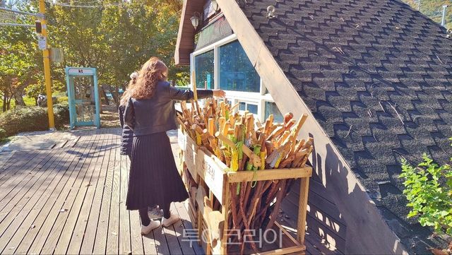 폐목재 활용해 만든 등산객용 지팡이