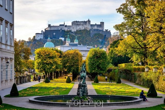 호엔잘츠부르크 성이 보이는 미라벨 정원의 가을 전경 ©Tourismus Salzburg_Guenter Breitegger