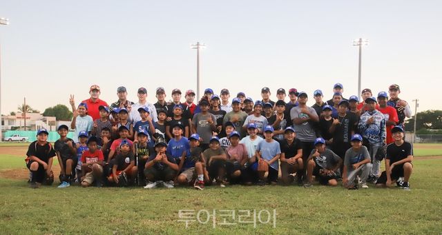 지난 12월 13일 사이판 올레아이 야구 경기장에서 열린 사이판 유소년 야구 클리닉 참가자 단체사진