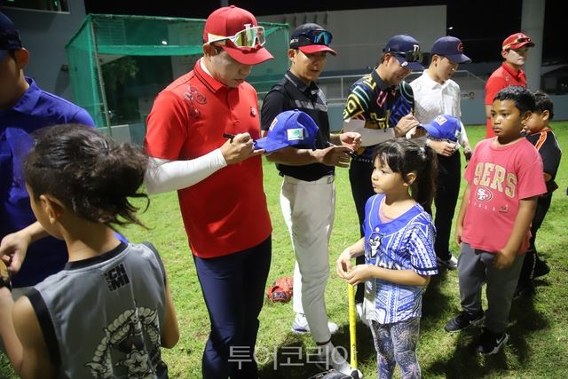 약 두 시간의 클리닉 종료 후 진행된 KBO 선수 사인회 (2)