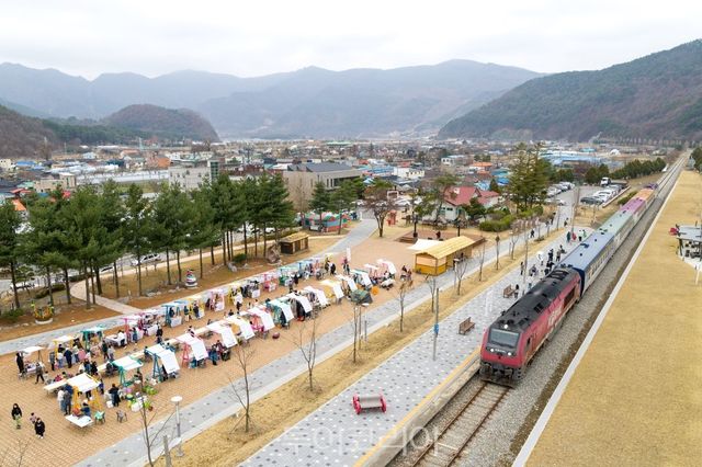 정선 나전역에서 열리는 맹글장 레일마켓