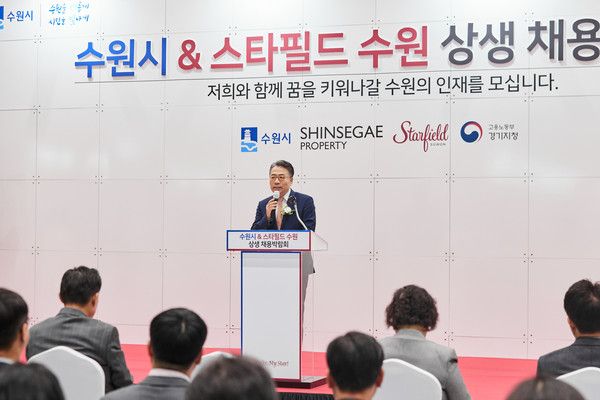 &nbsp;신세계프라퍼티 임영록 대표가 박람회에 참석해 축사하고 있다.