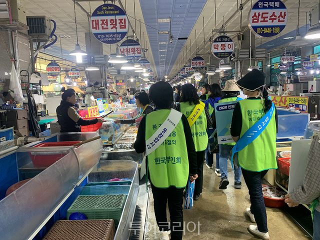 여수시가 지난 27일 여수밤바다 불꽃축제를 앞두고 건전한 상거래 질서 확립을 위한 지도 점검과 물가안정 캠페인을 펼쳤다.