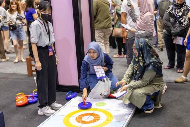 코리아 트래블 페스타에서 동계스포츠 컬링을 체험하는 쿠알라룸푸르 시민들