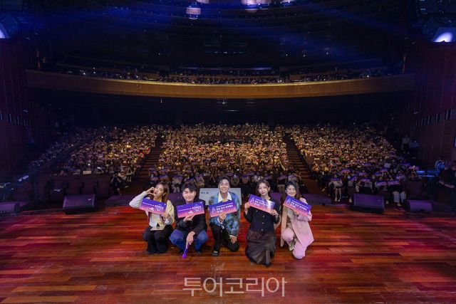 말레이시아 팬들과 함께 사진찍는 K-드라마 OST 콘서트 출연진들