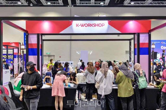 코리아 트래블 페스타에서 K-컬처 체험 이벤트를 하기 위해 모인 쿠알라룸푸르 시민들