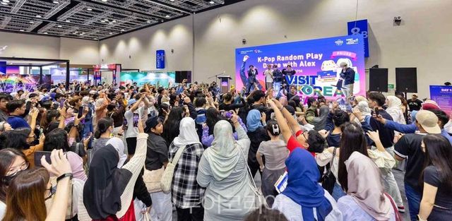 코리아 트래블 페스타에서 많은 쿠알라룸푸르 시민들이 지켜보는 가운데 진행된 K-팝 랜덤댄스 플레이