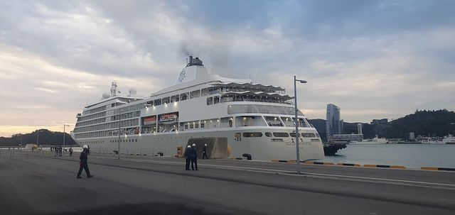 2만 8258톤급 럭셔리 크루즈선 ‘실버 위스퍼(Silver Whisper)호’가 지난 6일 오전 7시 미국과 유럽권 승객 등 총 740여 명을 태우고 지난 4월에 이어 여수항에 재입항했다.