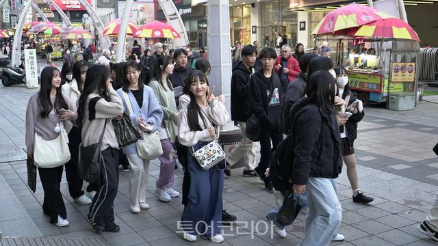 &nbsp;BIFF광장 먹자골목 체험하는 오미쿄다이샤고교 학생들 / 사진-한국관광공사