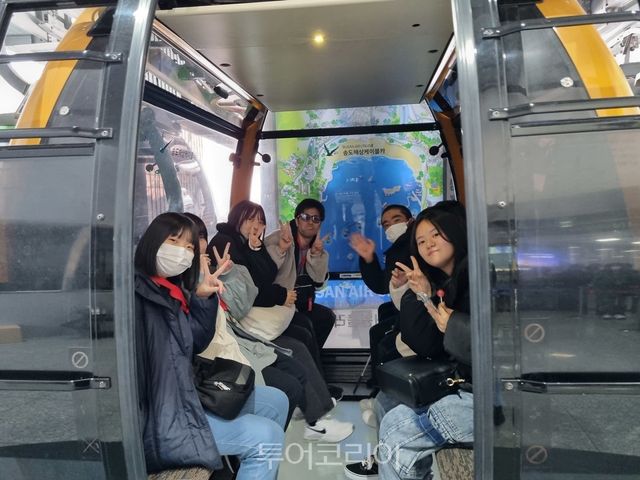 &nbsp;송도해상케이블카 탑승하는 오미쿄다이샤고교 학생들&nbsp; / 사진-한국관광공사