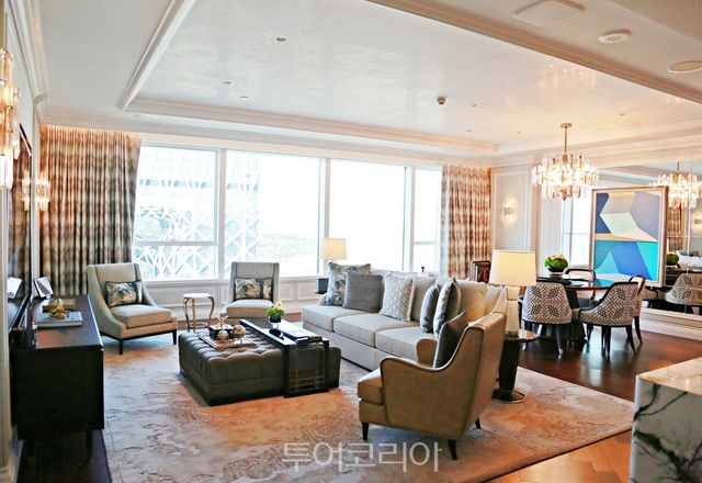 런더너코트 스위트룸의 거실 (사진. 김관수)