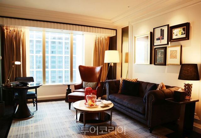 런더너호텔 스위트룸의 거실 (사진. 김관수)