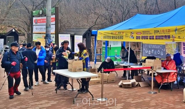 지난 9일 서울 도봉산 등산로 일원에서 철원군 관광정책실 공무원들이 '한탄강 물윗길 및 얼음트레킹 축제 홍보를 하고 있다.[사진=철원군]