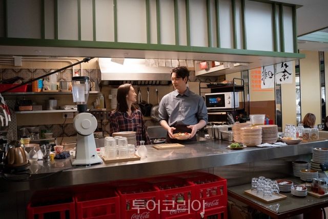 홍콩 로컬 레스토랑 타이온 커피 & 티에서 _내 안에 홍콩이 있다_ 촬영 중인 배우 우혜림, 황찬성/ 사진-홍콩관광청