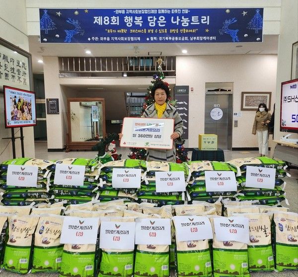 이임심 대표 성품 전달식 기념촬영 모습