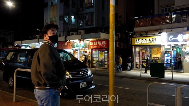 백종원이 추엔완 거리를 걷고 있다