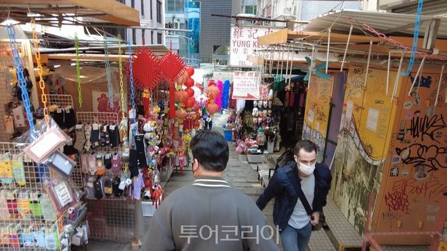 백종원이 홍콩 곳곳을 누비며 관광하고 있다