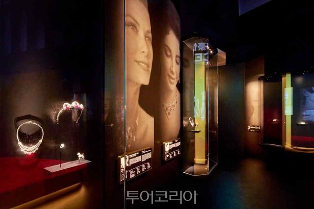 홍콩 고궁박물관에서 진행되고 있는 특별 전시 ‘까르띠에와 여성’