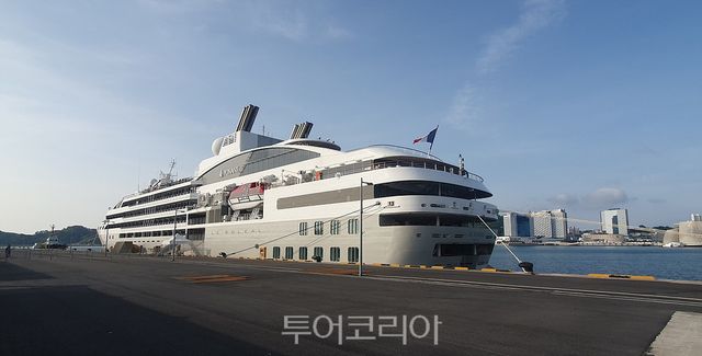 여수항에 올해 두 번째 국제 크루즈선 ‘르솔레알’호가 21일 오전 6시에 입항했다.