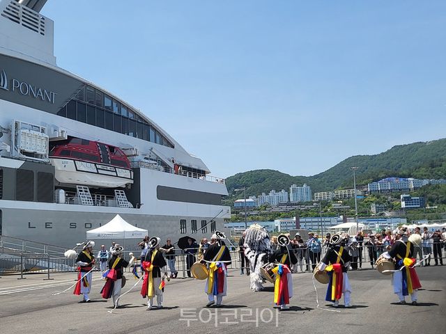 여수항에 올해 두 번째 국제 크루즈선 ‘르솔레알’호가 21일 오전 6시에 입항했다.
