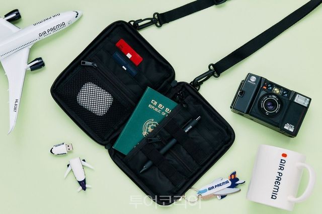 로우로우와 협업해 제작한 패스포트백