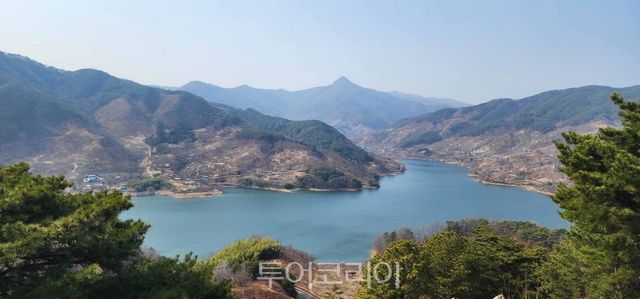 불암산성에서 바라본 억불봉과 수어호