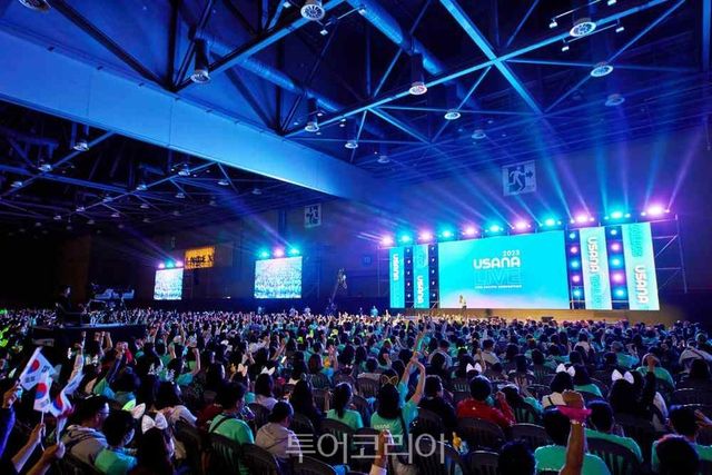 일산 킨텍스에서 진행중인 유사나헬스사이언스의 '2023 아시아 태평양 컨벤션' 기업회의에서 LIVE TALK을 진행하는 무대 전경