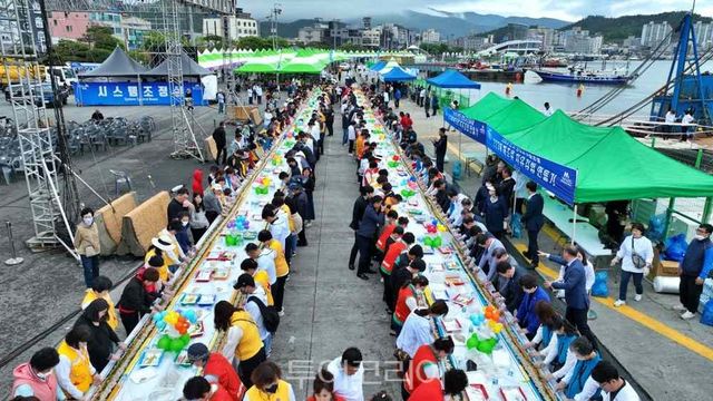 완도 장보고수산물축제에서 223m 해조류 김밥을 만드는 모습