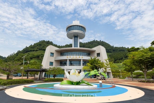 1-1. 보성군 한국차박물관, 차(茶)문화 주제로한 전시 프로젝트 시작_한국차박물관1-2. 보성군 한국차박물관, 차(茶)문화 주제로한 전시 프로젝트 시작_문성훈 작품 기획전시1-3. 보성군 한국차박물관, 차(茶)문화 주제로한 전시 프로젝트 시작_문성훈 작품(전통악기, 찻상 등)