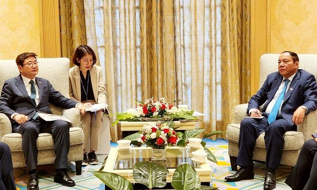 박보균 문화체육관광부 장관은 6월 23일, 하노이 대우호텔에서 응우옌 반 훙 베트남 문화체육관광부 장관과의 회담을 열어 윤석열 대통령의 베트남 국빈 방문에서 큰 성공을 거둔 양국 간 문화 교류 협력을 뒷받침하는 데 의견을 모았다.