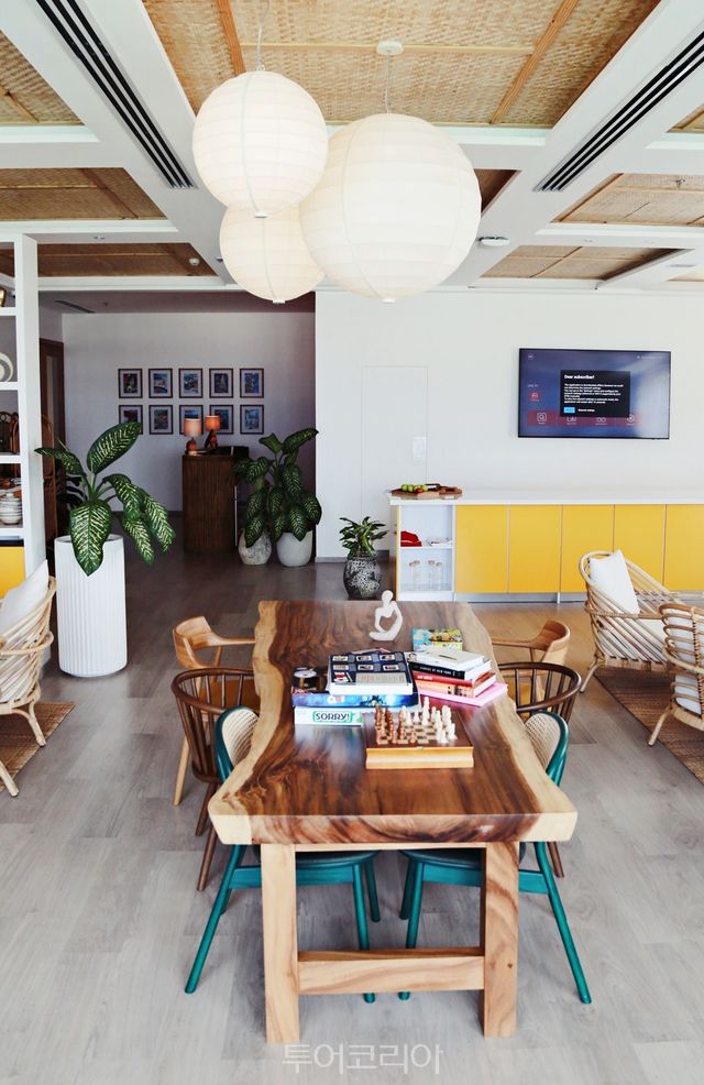 수상비행기터미널의 더 스탠다드 몰디브 라운지 (사진. 김관수)