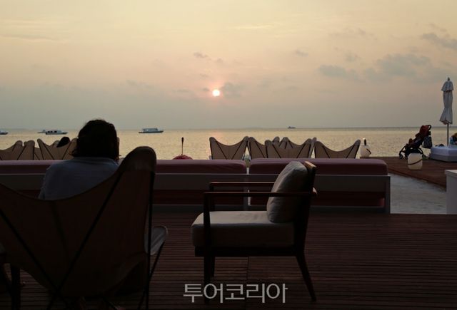 토디스 바에서 감상하는 몰디브의 선셋