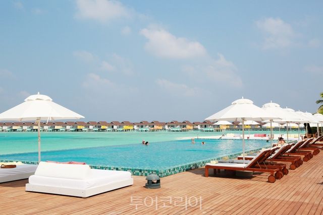 더 스탠다드 몰디브의 심장과 같은 메인 풀