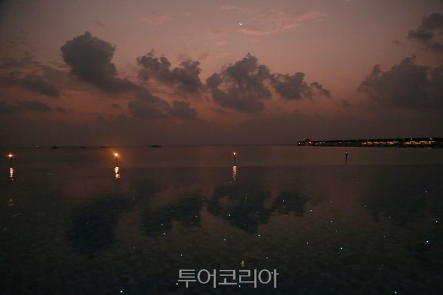 메인 풀 앞에서 매일 저녁 환상적인 풍경이 펼쳐진다.