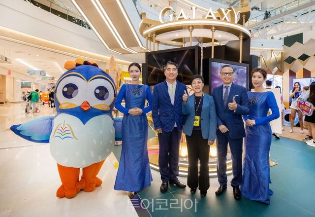 갤럭시 마카오 관계자들이 마카오 로드쇼에서 갤럭시 복합리조트의 매력을 알렸다. 무한매력 마카오_ 메가 로드쇼 현장 무한매력 마카오_ 메가 로드쇼 현장