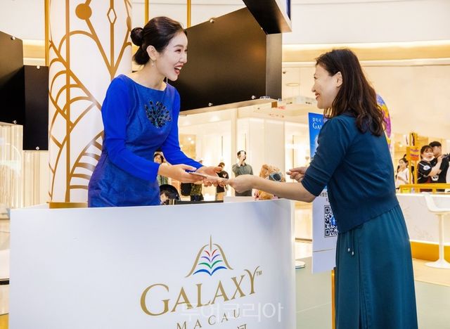 갤럭시 마카오 관계자들이 마카오 로드쇼에서 갤럭시 복합리조트의 매력을 알렸다. 무한매력 마카오_ 메가 로드쇼 현장 무한매력 마카오_ 메가 로드쇼 현장