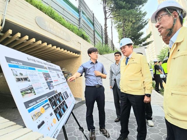 최대호 안양시장이 21일 청원지하차도에 설치된 침수위험 자동차단시스템을 점검하면서 설명을 등을 듣고 있다.