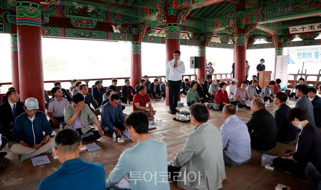 김철우 보성군수가 민선 8기 2년차 업무를 보성읍 열선루 사업 현장에서 군민과 함께 시작했다.