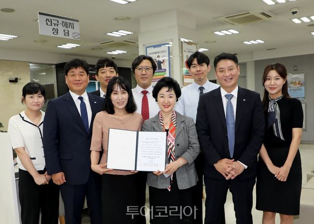 Sh수협은행 강신숙 은행장이 지난달 29일부터 이틀간, 호남지역 주요 영업점을 찾아 고객 접점 서비스를 점검하고 하반기 경영목표를 설명하는 현장경영을 실시했다. 지난 1979년 수협 입사 후 신입행원 시절을 보낸 전주지점을 찾은 강신숙 은행장(앞줄 오른쪽 세번째)이 전주지점 직원들로부터 ‘마부작침(磨斧作針) 결의문’을 전달받고 기념촬영을 하는 모습.
