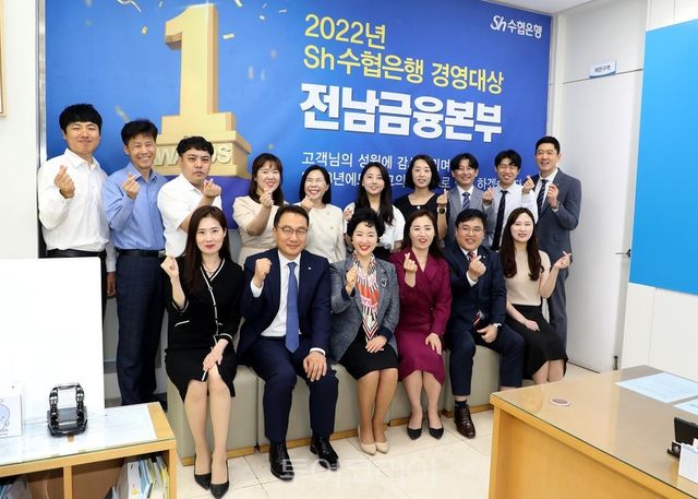 Sh수협은행 강신숙 은행장이 지난달 29~30일 호남지역 주요 영업점을 찾아 고객 접점 서비스를 점검하고 하반기 경영목표를 설명하는 현장경영을 실시했다. 사진은 지난달 30일, 전남금융본부를 방문한 강신숙 은행장(앞줄 왼쪽 세 번째)이 직원들과기념촬영을 하는 모습.