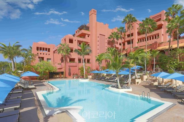 더 리츠-칼튼 테네리프, 아바마의 야외 수영장