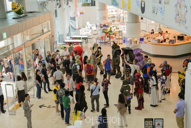 한국만화를 즐기는 잼버리 스카우트 대원들