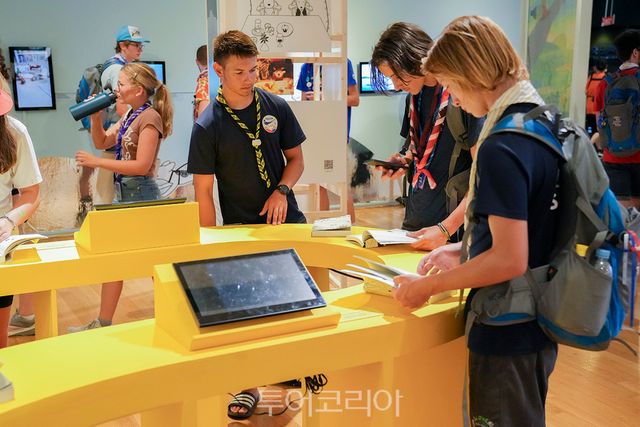 한국만화를 즐기는 잼버리 스카우트 대원들