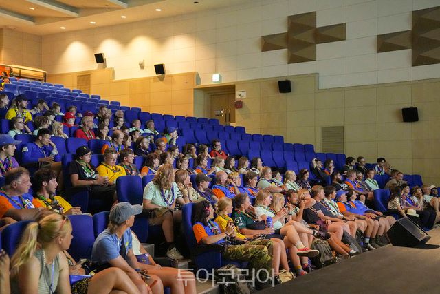 한국만화를 즐기는 잼버리 스카우트 대원들