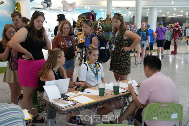 한국만화를 즐기는 잼버리 스카우트 대원들