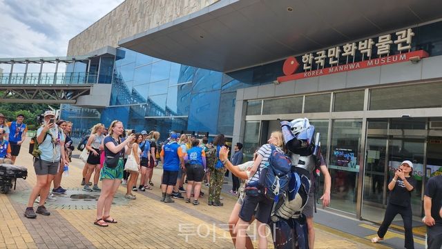 한국만화를 즐기는 잼버리 스카우트 대원들