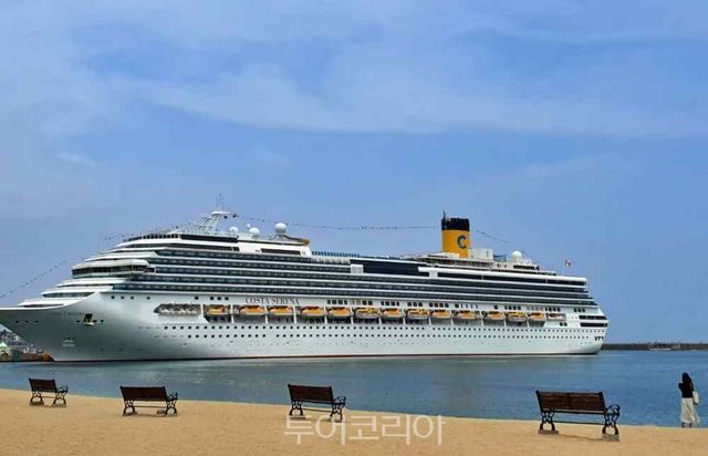 속초항에 입항한 코스타세레나호